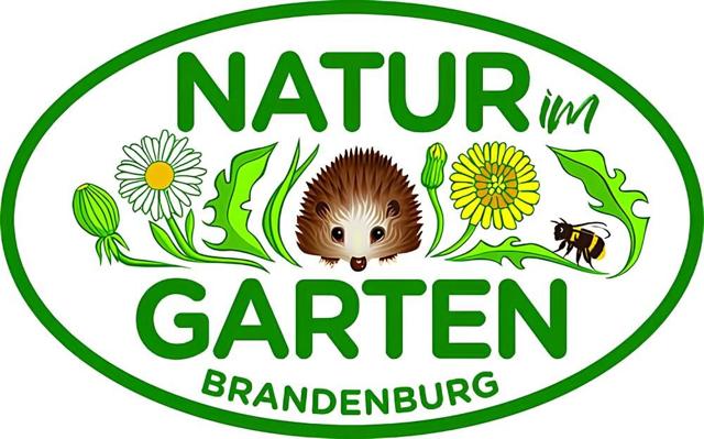 Das grüne Logo „Natur im Garten Brandenburg“ zeigt einen Igel, Blumen, Blätter und eine Biene in einer ovalen Umrandung.