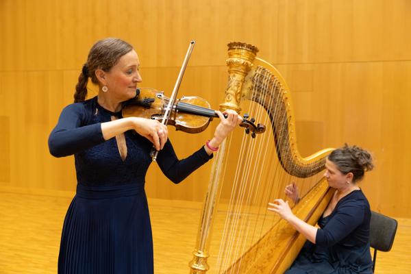 Beim 9. Kammerkonzert „Melancholie und Freude“ spielen Anke Wingrich an der Violine und Anjte Gräupner an der Harfe als Duo AccordA in Cottbus.